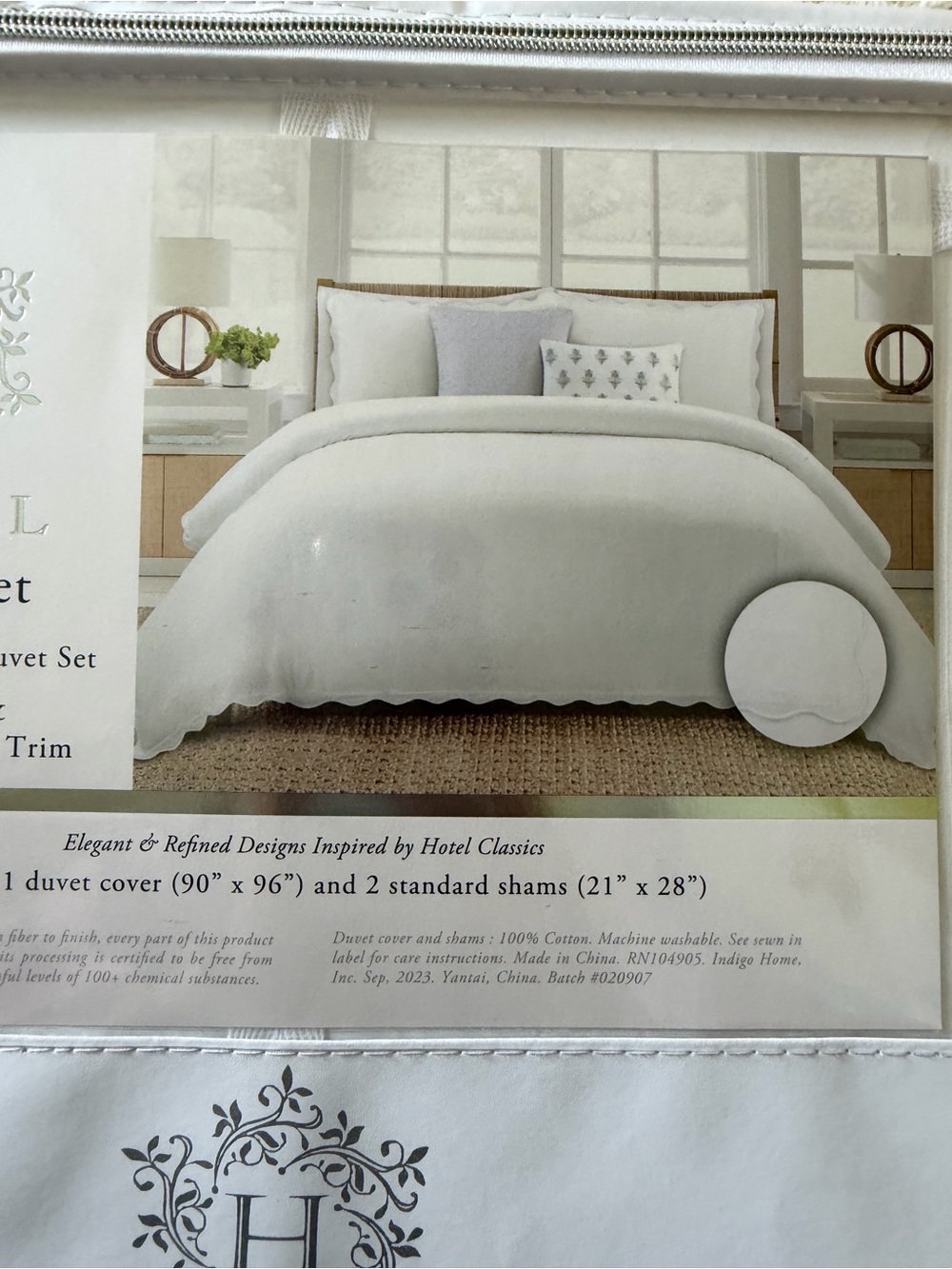 3-Piece Luxury Duvet Cover Set in White - Picture 2 of 4